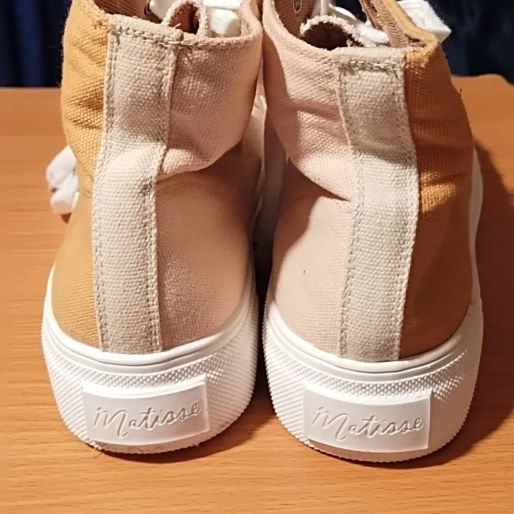 Coconuts by Matisse Tan and White Sneakers Classic High-Top Like New Unisex 6.5. - Picture 3 of 6